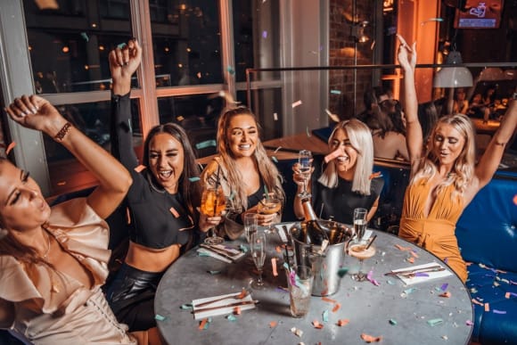 Edinburgh Pitchers, Prosecco & Shots Hen Do Ideas