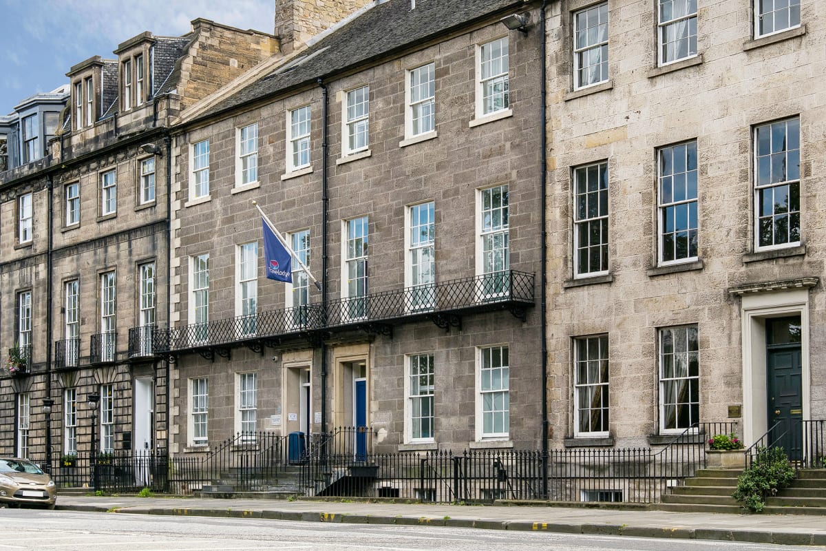 Travelodge Edinburgh Queens st - Front exterior