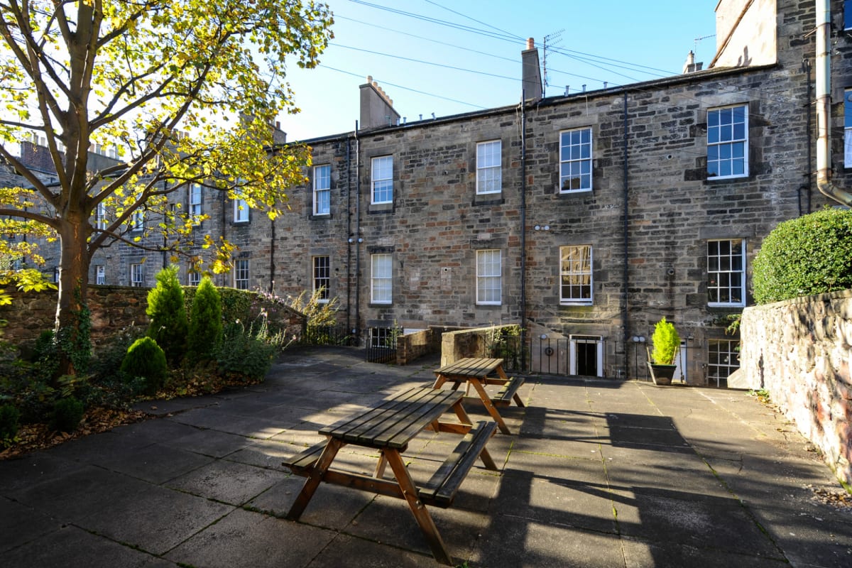 Destination Edinburgh Apartments Southside - Outside terrace area