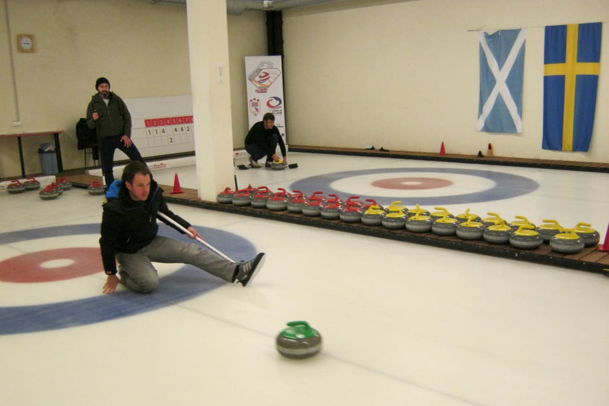 Kerlinga Halle - Man delivering curling stone