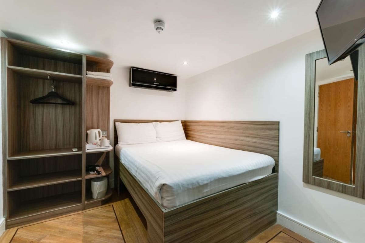 DOUBLE ROOM
