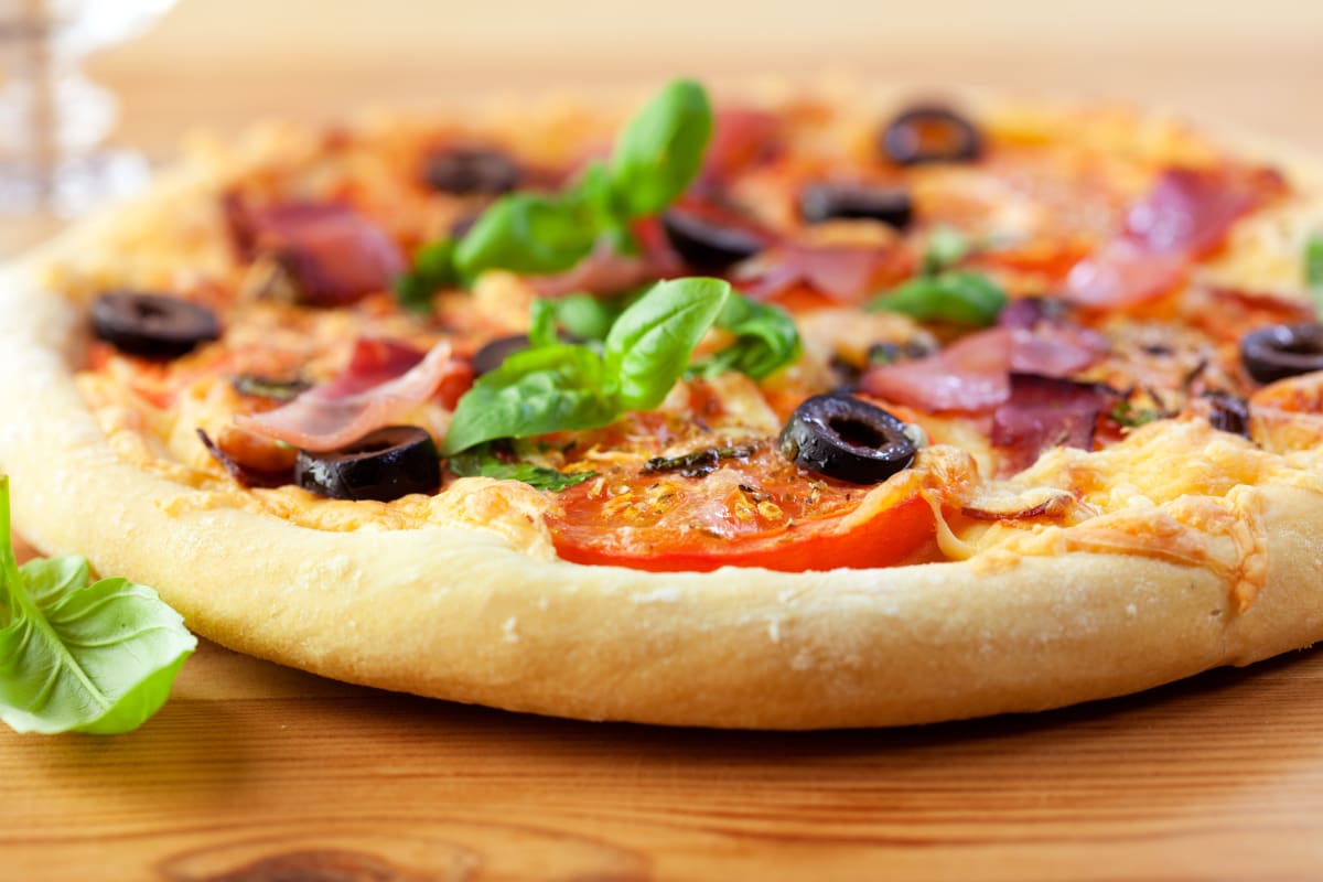 An image of a delicious looking pizza