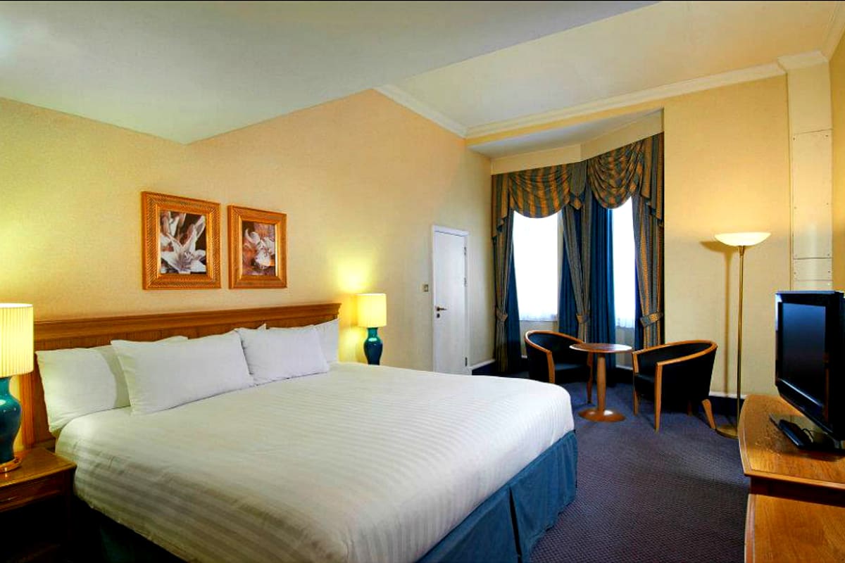 Hilton Hotel Nottingham - Bedroom.jpg