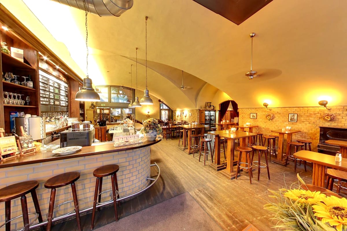 Brauhaus Lemke - interior restaurant 2.jpg