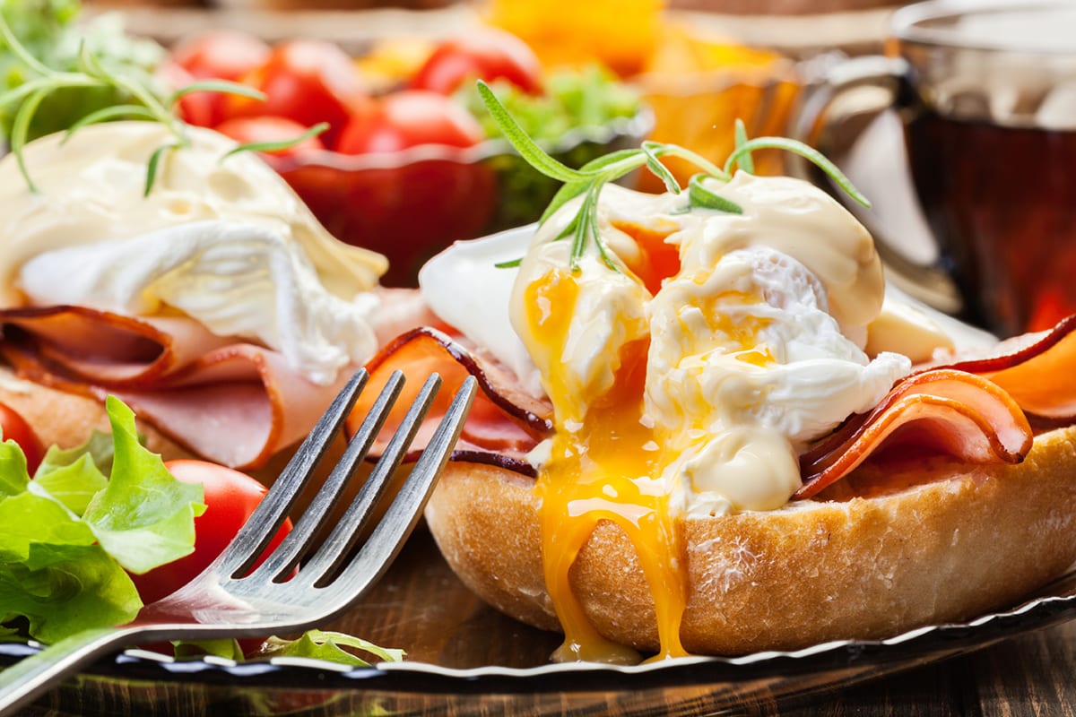 Eggs Benedict on toasted muffins with ham and sauce_brunch_breakfast