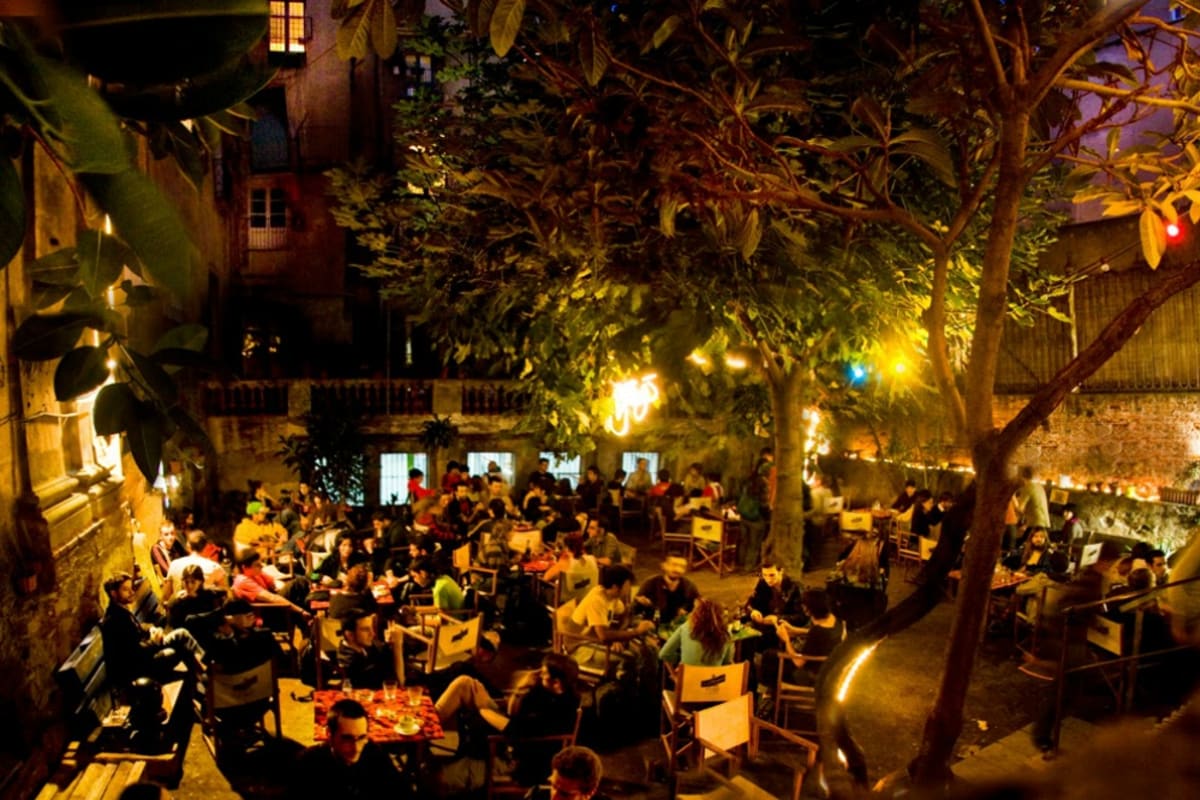 Best Bar crawl in Barcelona: From the El Born District to the Gothic Quarter