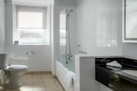 Hilton Brighton Metropole - Guest Bathroom