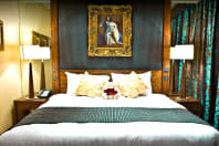 Hallmark - the queen hotel - bedroom interior