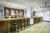 holiday inn glasgow airport - bar