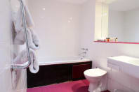 Citrus Hotel Cheltenham pink room bathroom