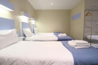 Citrus Hotel Cheltenham triple single bed room