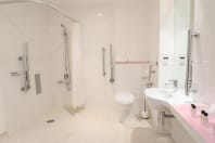 Citrus Hotel Cheltenham delux room bathroom facilities