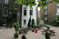YHA London Earls Court - Courtyard