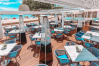 Barbuda Beach Club - Tables