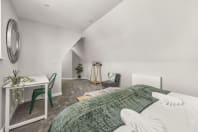 Buzzing Apartments 5