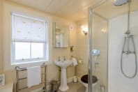 Broomrigg Farmhouse - Downstairs Bathroom