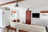 Daisy Cottage - Living 2