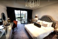 Hilton London Syon Park Hotel - bedroom.JPG