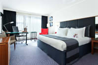 crowne plaza marlow - bedroom