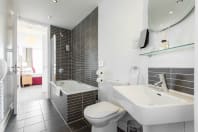 PREMIER SUITES Liverpool 2 Bedroom Family Bathroom