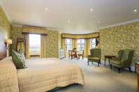 Elvetham Hotel_Honeymoon-Suite_bedroom
