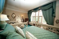Coombe Abbey Hotel - bedroom