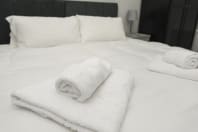 Market Street Apartments double bed