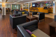 Holiday Inn express Hammersmith - bar and lounge area