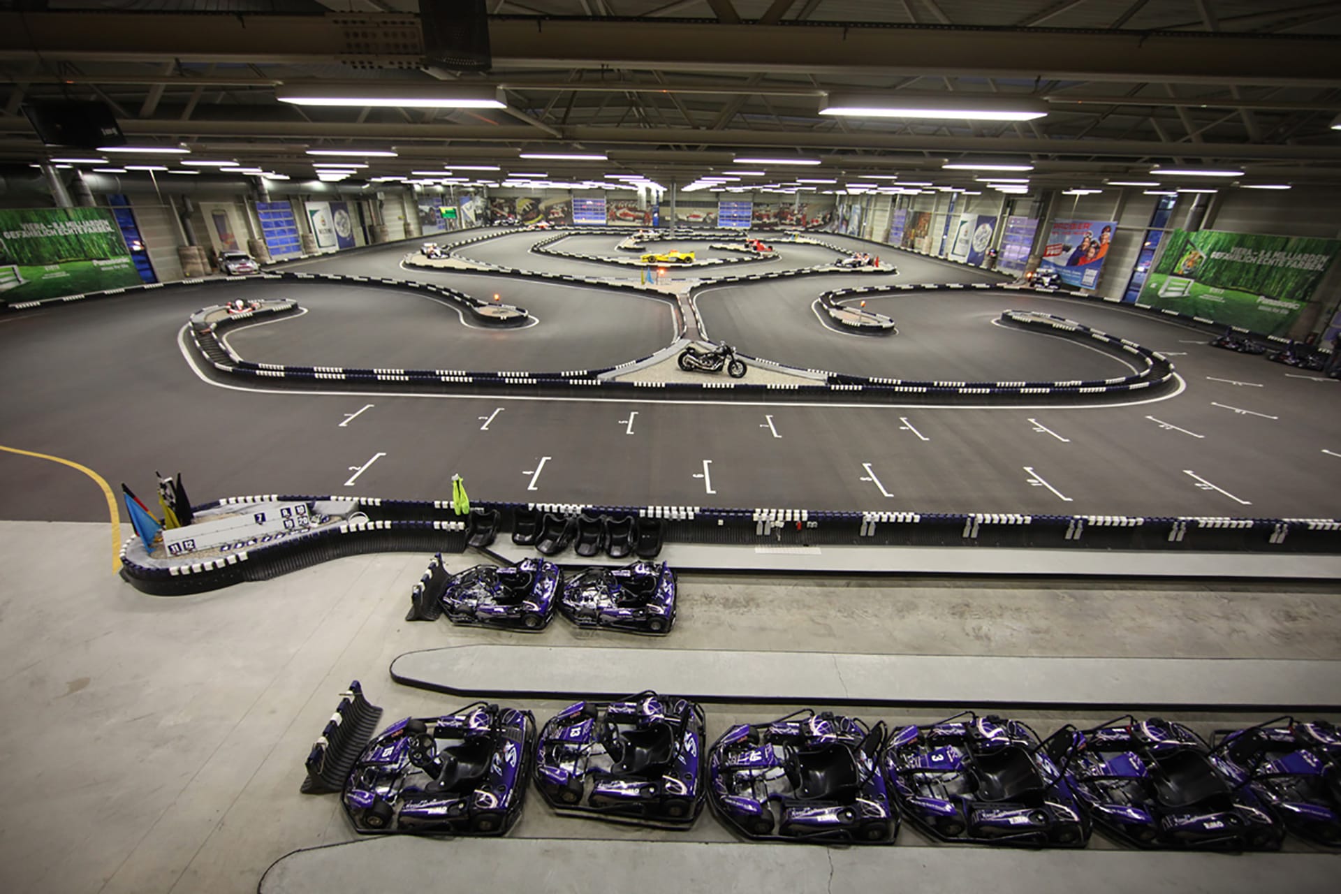 Ralf Schumacher Kartcenter_indoor2.jpg