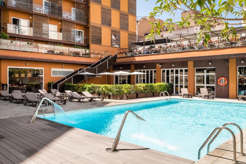 ALEGRIA Plaza Paris - pool