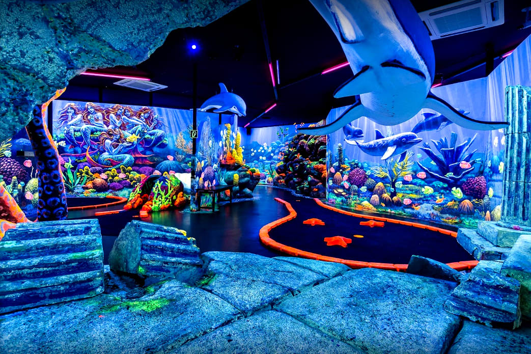 schwarzlichtviertel crazy golf interior - hamburg.jpg