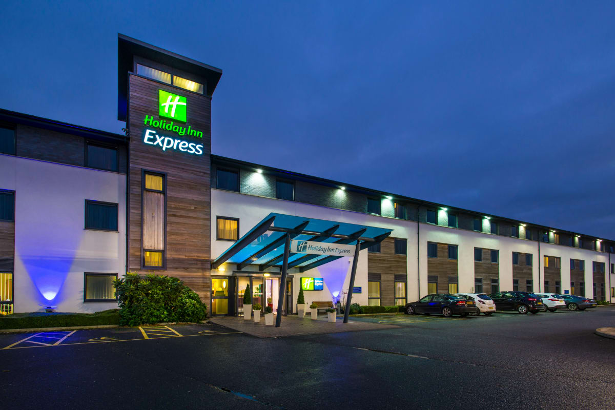 Holiday Inn Express Cambridge - Front outside