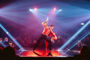 London La Vita `E Dolce Show - Dinner Activity Weekend Ideas