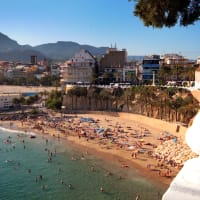 A busy beach in a sunny Alubfeira