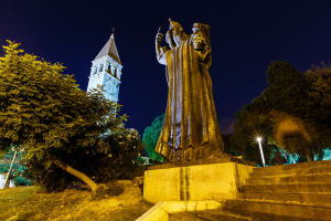 Grgur Ninski Statue