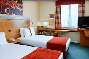 Express Holiday Inn - Cardiff Bay - twin bedroom