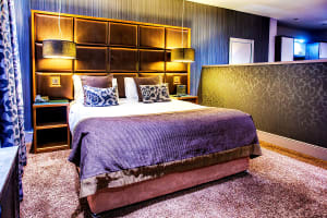 Roomzzz Newcastle - Bedroom