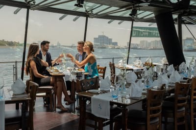Bateaux Dubai Dinner Cruise edit