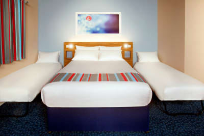 Travel Lodge Cardiff Central - Family_room_with_truckles