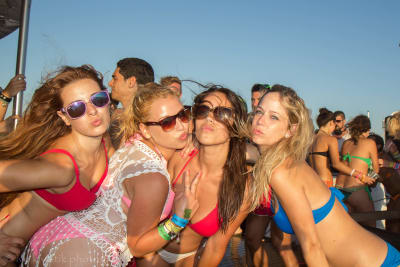 boat party group girls_stock_Blazing Events