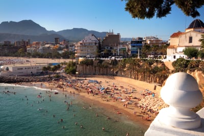 A busy beach in a sunny Alubfeira