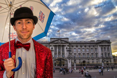 A Bull**** Tour host in front of Buckingham Palace